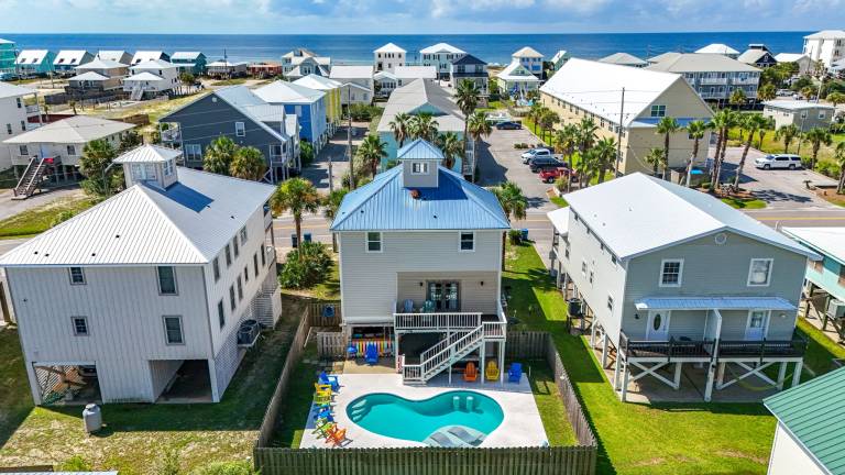 Vacation home with private pool & barbecue | Beach view — photo 3