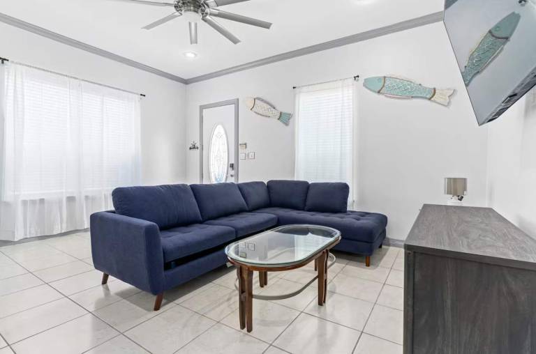 Rental apartment with barbeque, yard & pool — photo 3