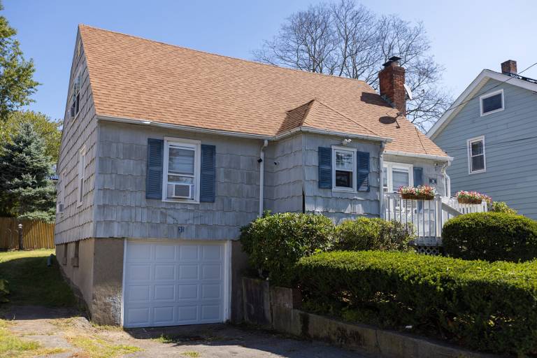 House with yard — photo 2
