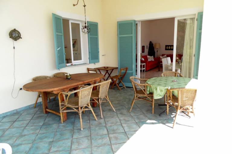 House with patio & yard — photo 5