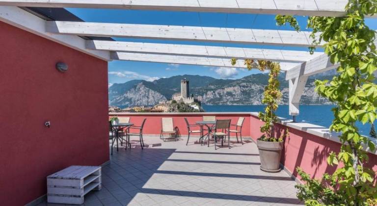 Serviced apartment with pool, patio & garden in Malcesine