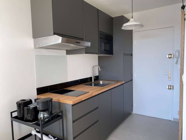 Renovated Studio with Balcony, A/C, Wi-Fi and Modern Amenities - 5 Min Walk to Thermes — photo 4