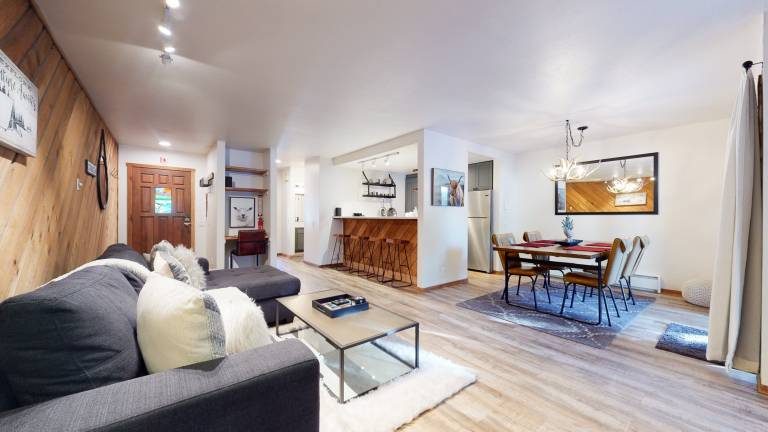 Condo with hot tub, sauna & BBQ — photo 4
