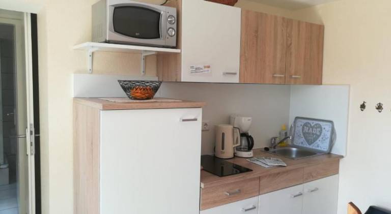 Serviced apartment with patio & yard — photo 5