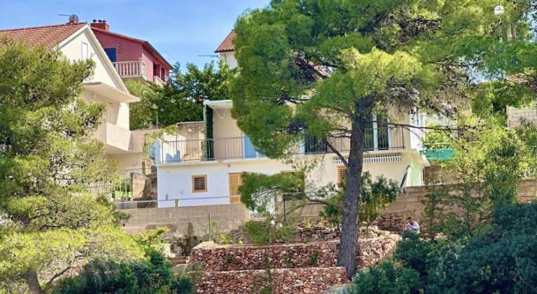 Apartments by the sea Basina, Hvar - 24120 in Jelsa