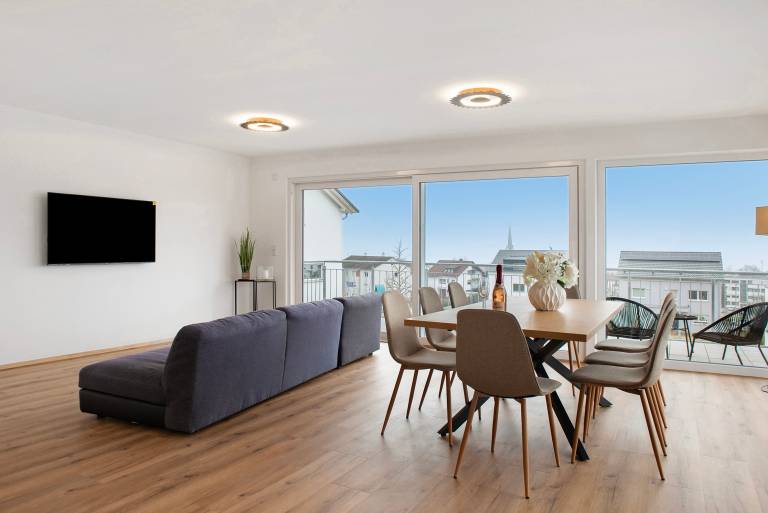 Aura Holiday Home with Lake View, Alpine Panorama, Terrace, Balconies, Garden & Wi-Fi in Konstanz