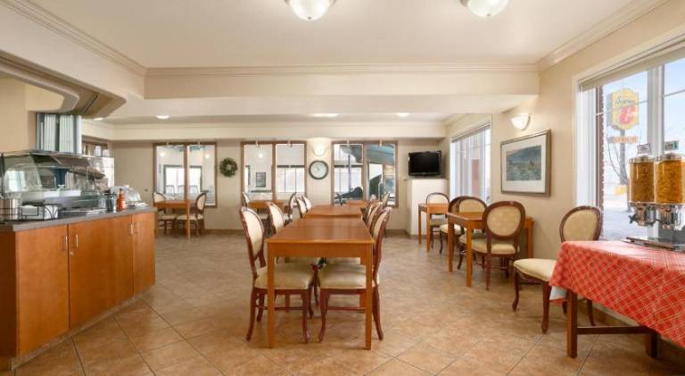 Super 8 By Wyndham High Level Ab — photo 4