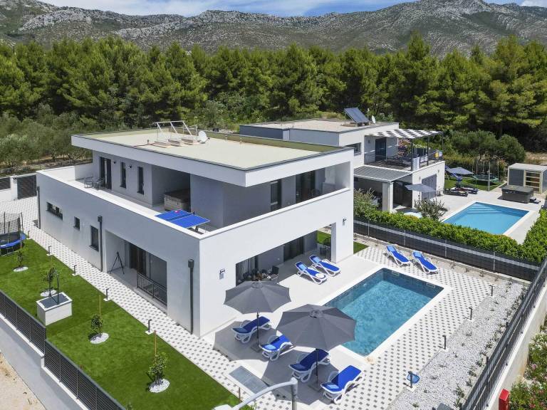 Villa with terrace, garden & barbecue | City view — photo 3
