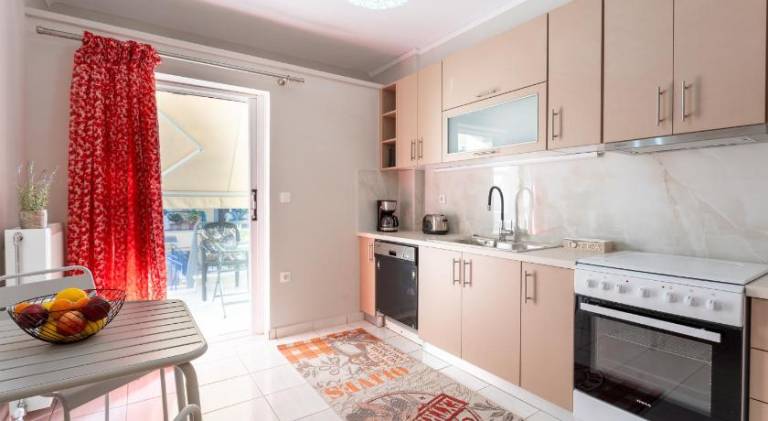 Comfortable 3-Bedroom Seaside Maisonette — photo 4