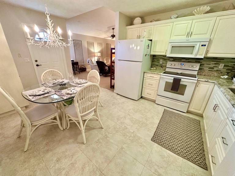Adorable 2 bed 1 full bath beach bungalow is sure to please! — photo 5
