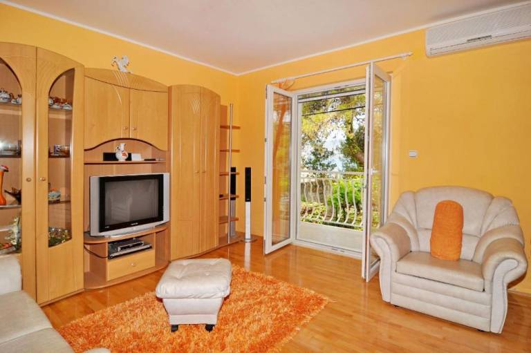 Apartment with yard, terrace & grill | Garden view — photo 5