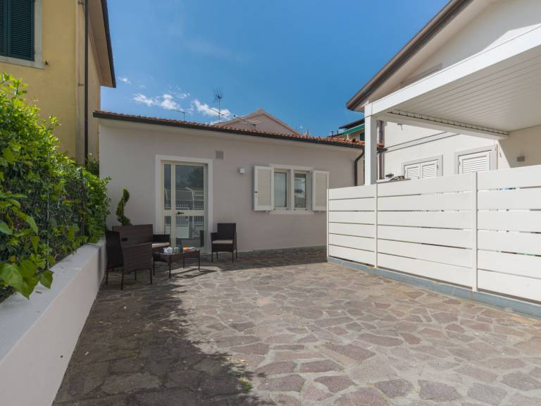 House with patio & yard — photo 3
