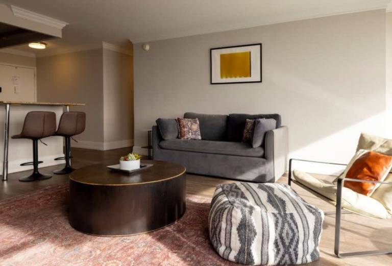 CozySuites 800 Tower 2BR w sky pool gym 35