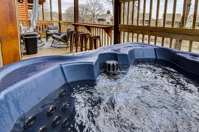 Child-friendly vacation home with fast internet, BBQ & hot tub | Water view | Pets are welcome — photo 3