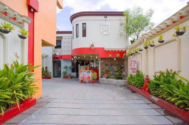 Silks Inn Hotel in Angeles City