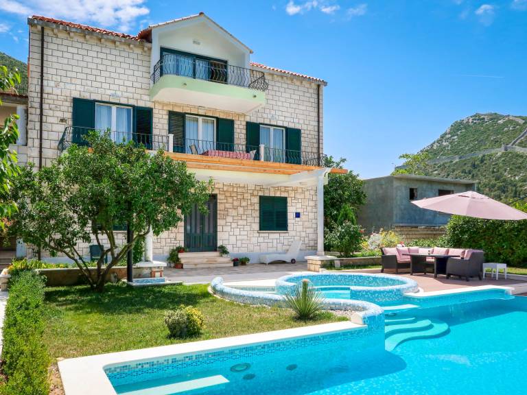 Lovely apartment with terrace, barbecue & pool | Sea view | Pets allowed in Makarska
