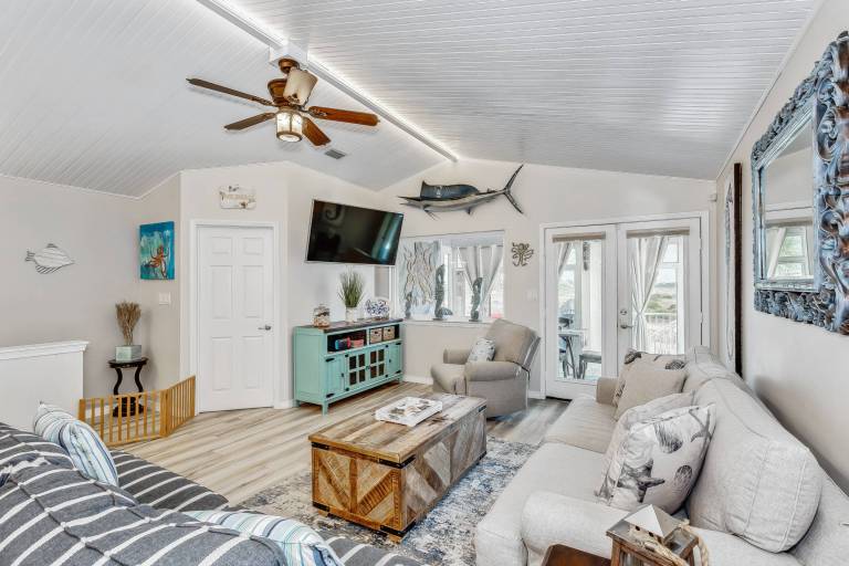 Vacation home with BBQ & pool | River view — photo 3