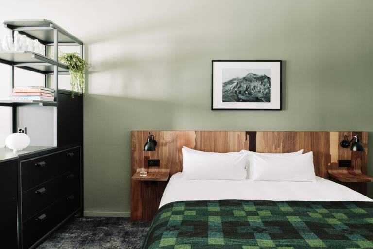  mit Hund in Adelboden, Berner Oberland, Schweiz