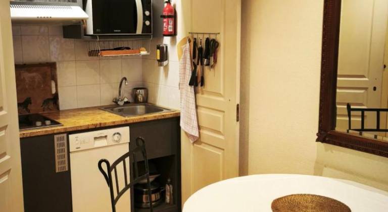 Serviced apartment with patio, pool & garden | Next to Popes' Palace — photo 2
