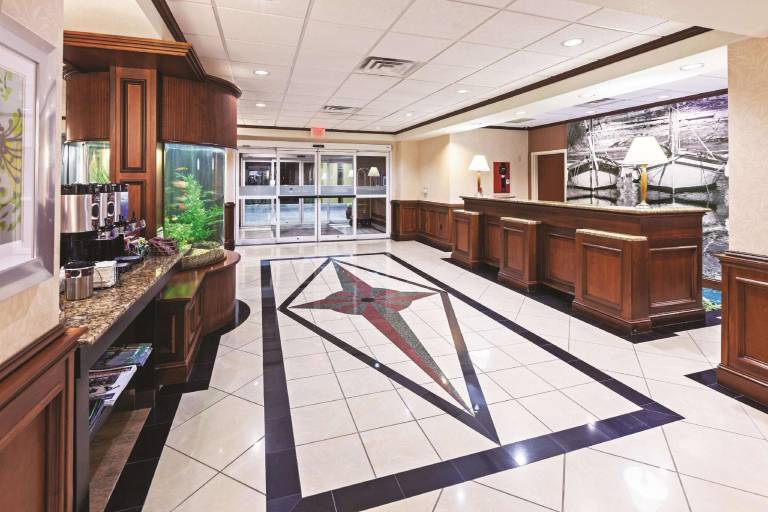 La Quinta Inn & Suites by Wyndham Corpus Christi-N Padre Isl — photo 4