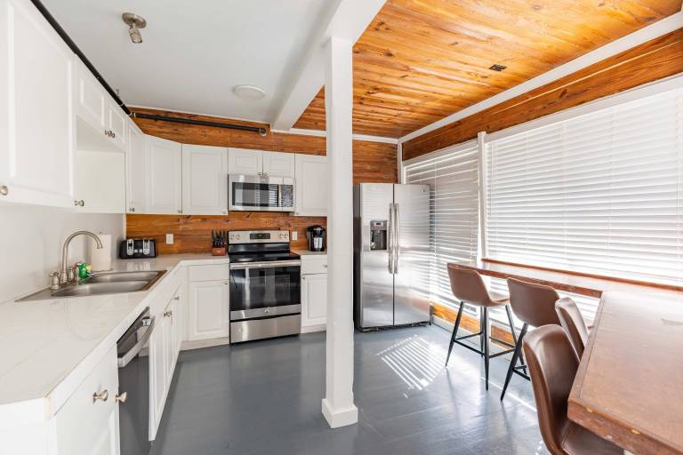 Family-friendly rental apartment with BBQ, fast internet & yard | Next to Mallory Square | Sea view | Pets allowed — photo 5
