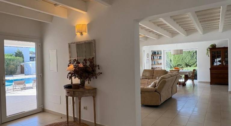 Villa with pool — photo 5