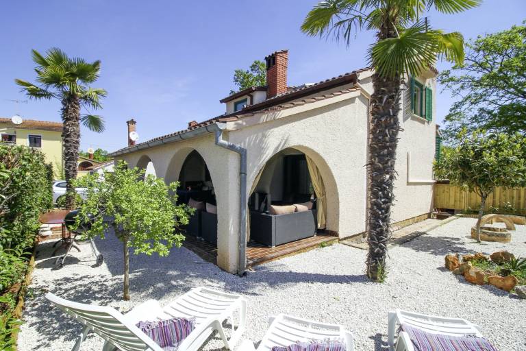 Vacation home with terrace, barbecue & yard in Porec