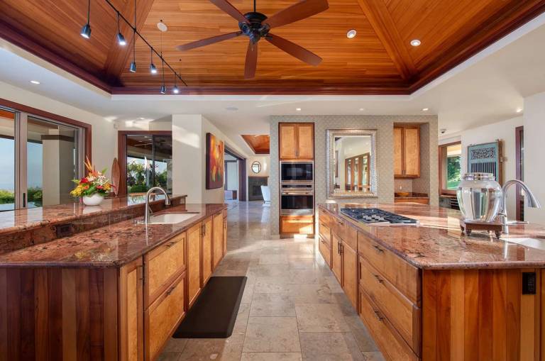 Exclusive 2.5-Acre Luxury Estate with Infinity Pool & Panoramic Coastal Views — photo 2