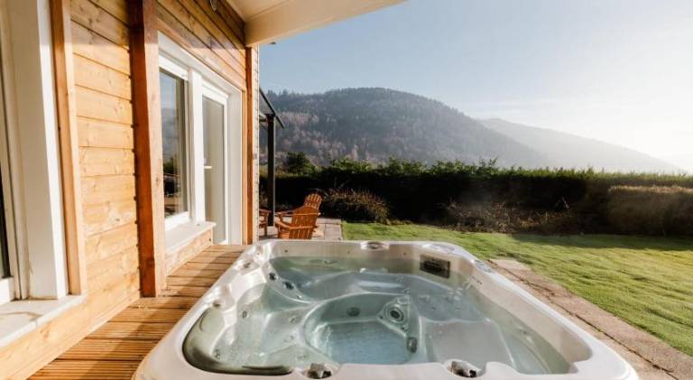 Chalet with pool, hot tub & sauna | Perfect for remote work | Pet-friendly — photo 4
