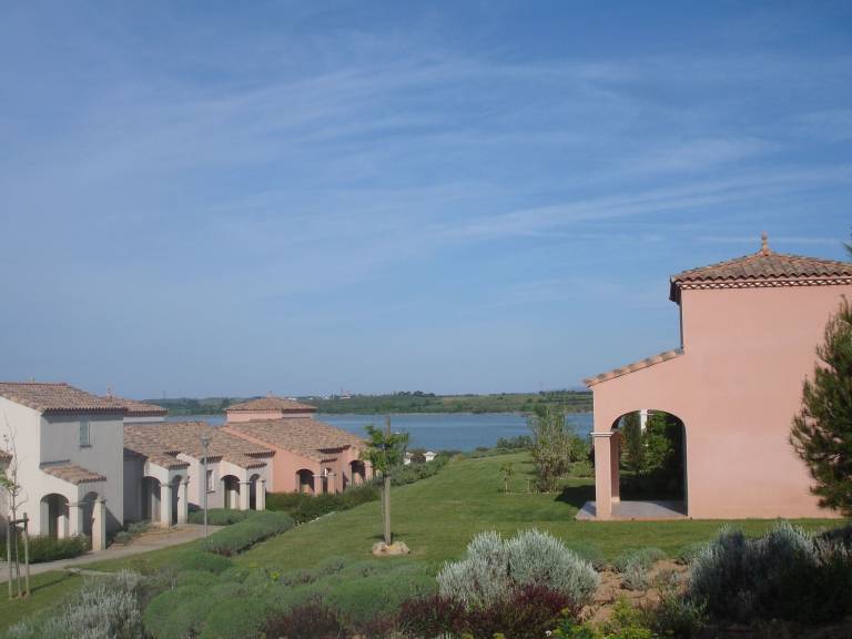 Vacation home with BBQ, garden & patio | Lake view — photo 5