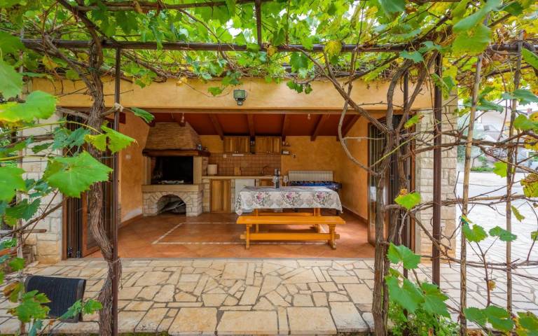 Comfortable flat just 250 metres from the beach with large garden and barbecue — photo 2