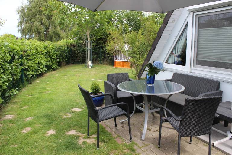 House with BBQ, garden & patio — photo 4