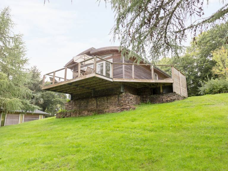 Cottage with garden & hot tub in Cornwall, ON