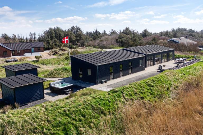 Luxurious holiday home with sauna and 5-person outdoor spa -1018 — photo 2