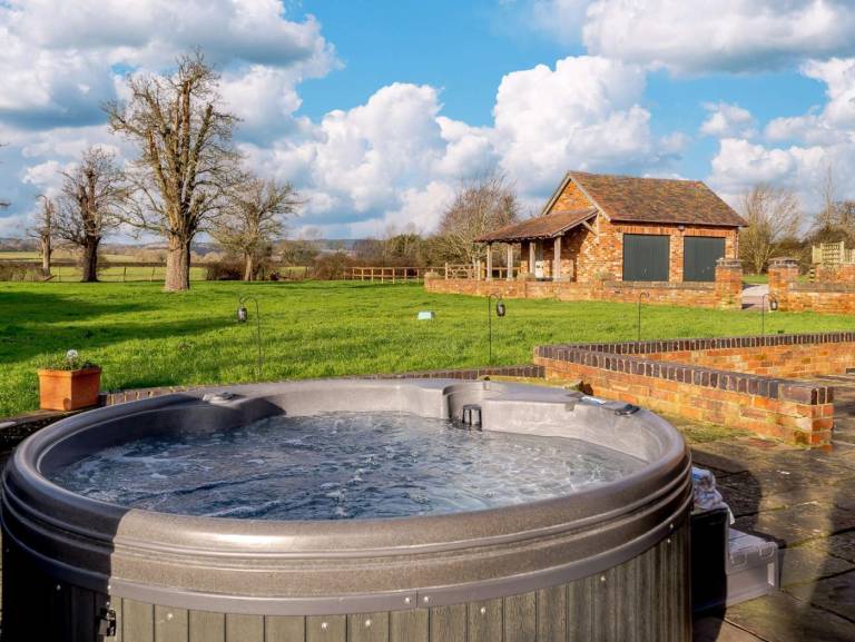 Cottage with yard, hot tub & terrace — photo 3