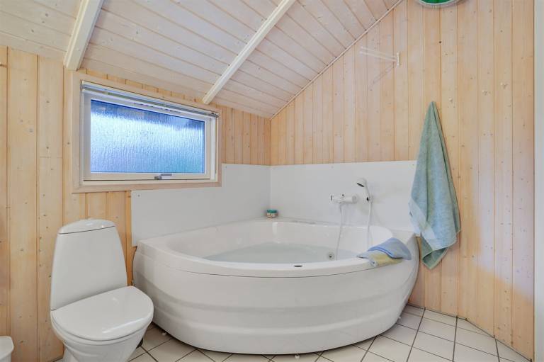 House with jacuzzi & patio — photo 2