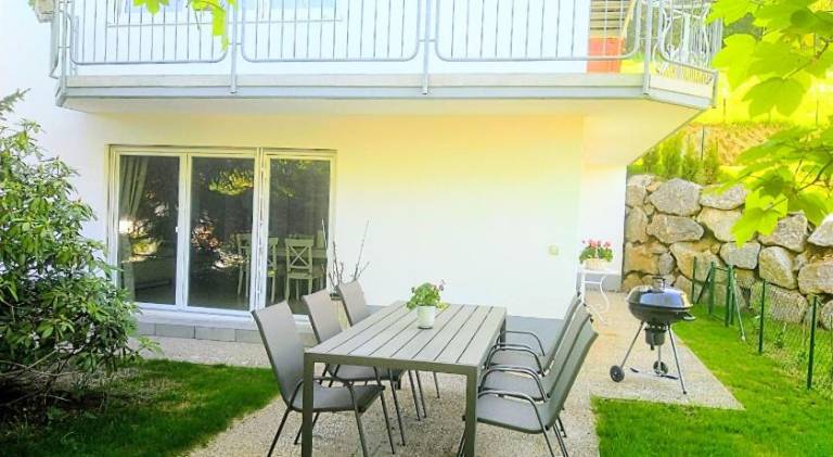 Apartment with BBQ, patio & yard | Pet-friendly — photo 5