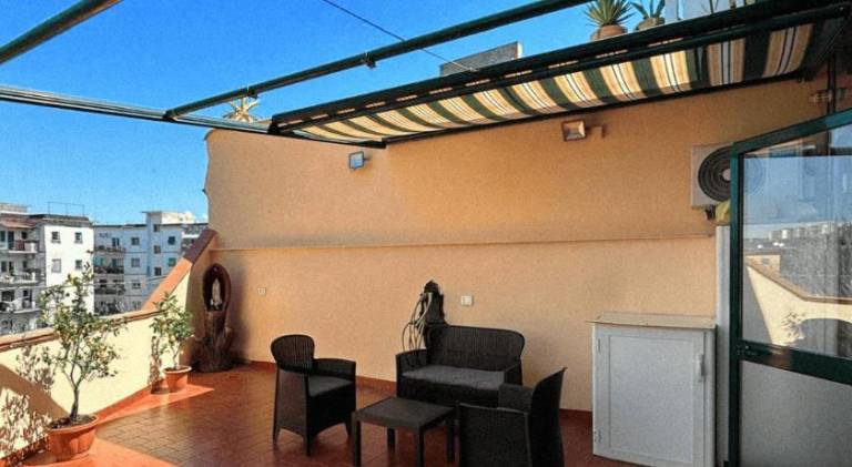 House with terrace in Naples
