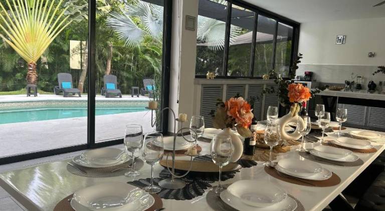 Villa with pool — photo 4