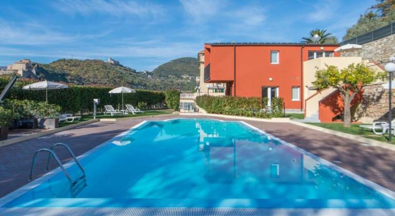 Holiday apartment with pool, patio & garden — photo 2