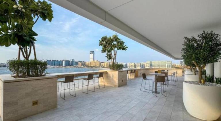 KeyRock - Stylish 2BR Apt with Palm Jumeirah View, Balcony, Pool & Gym Access — photo 4