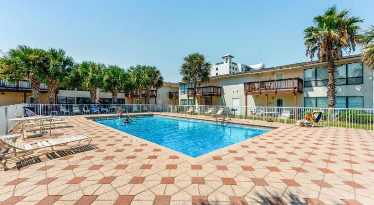 Vacation home with pool — photo 3