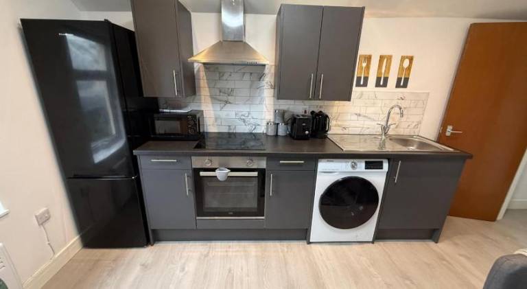 Sleek 1BR Flat Perfect Getaway For Contractos Or Couples — photo 2