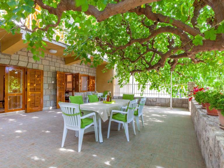 Vacation home with yard, terrace & barbecue — photo 2
