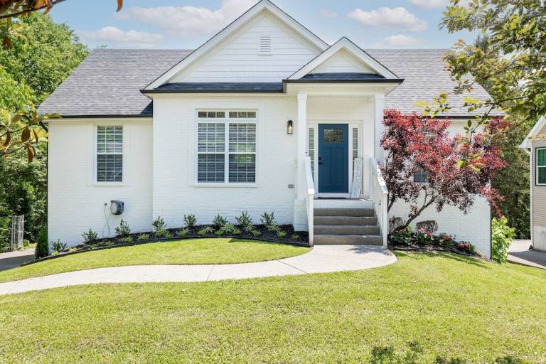 4BR Family Home 10 mins to BNA Deck & Yard