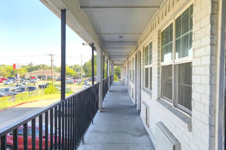 Deluxe Inn Motel By OYO Grand Prairie Interstate 30 — photo 5