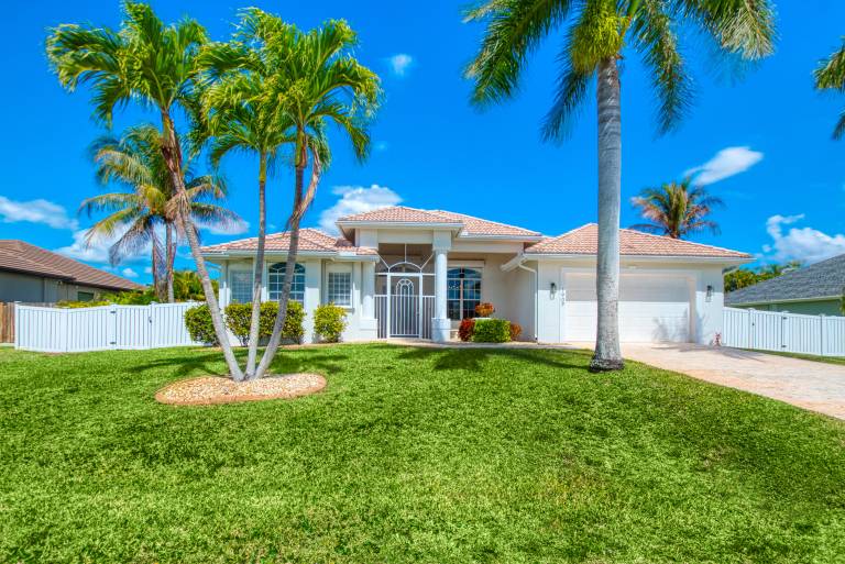 Villa with barbecue, private pool & yard | Perfect for remote work — photo 2