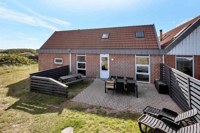 Vacation home with jacuzzi, patio & sauna in Hvide Sande