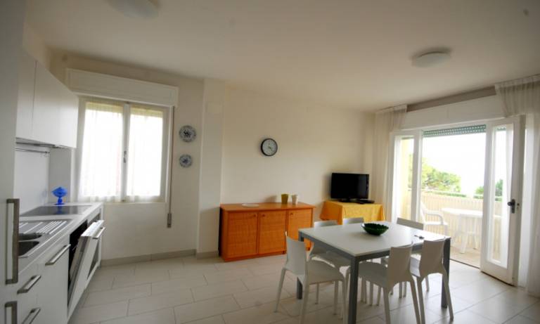 Bright apartment with sea view — photo 4
