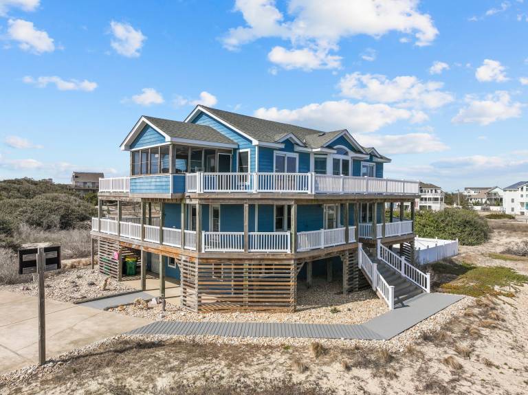 Vacation home with barbeque, private pool & hot tub — photo 4
